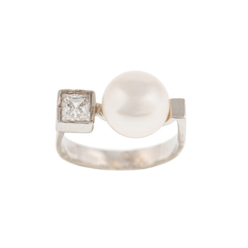 D36 . C14 WHITE GOLD . PEARL & WHITE ZIRCON